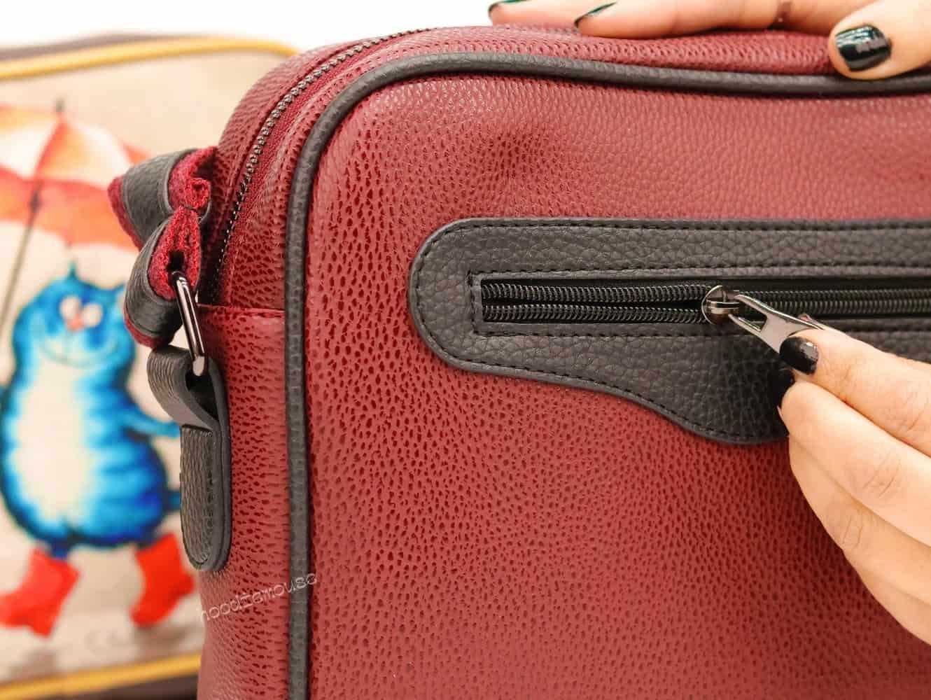 Şemsiye Tutan Kedi Tasarımlı Orta Boy Postacı Çanta / Bordo