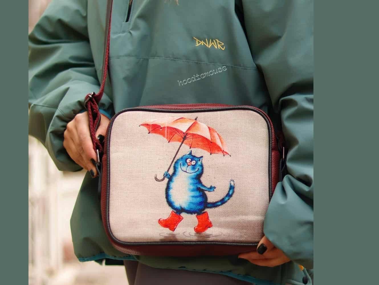 Şemsiye Tutan Kedi Tasarımlı Orta Boy Postacı Çanta / Bordo