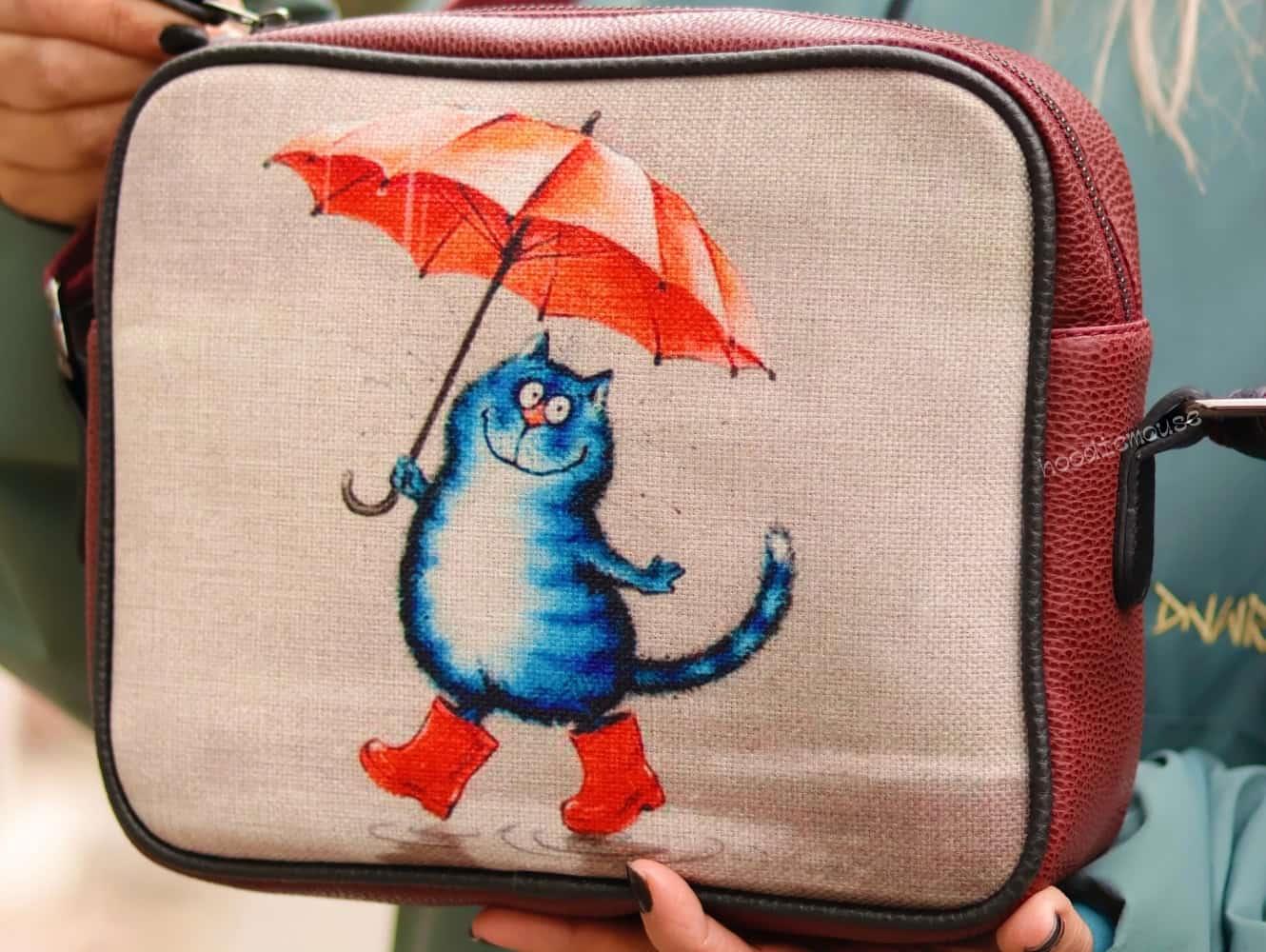 Şemsiye Tutan Kedi Tasarımlı Orta Boy Postacı Çanta / Bordo