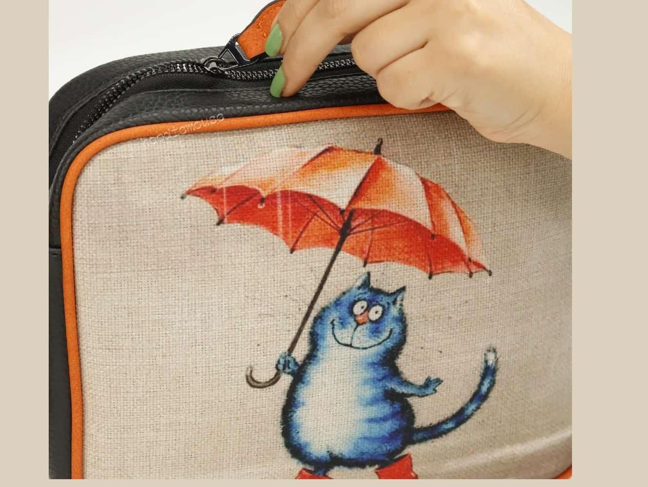 Şemsiye Tutan Kedi Tasarımlı Orta Boy Postacı Çanta / Siyah (Turuncu Fitilli)