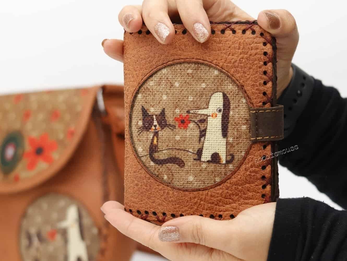 Tilki Figürlü Tasarımlı Capraz Örgulu Kol Cantası Taba ve Cuzdan Taba Kombin