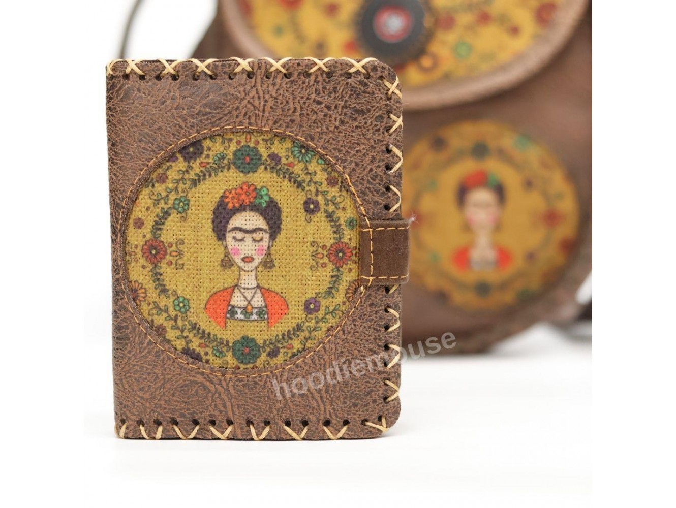 Frida Figürlü Tasarımlı Capraz Örgulu Kol Cantası Kahverengi ve Cuzdan Kahverengi Kombin