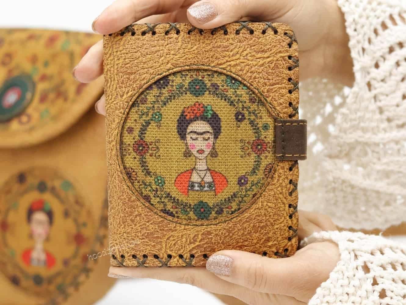 Frida Figürlü Tasarımlı Capraz Örgulu Kol Cantası Hardal ve Cuzdan Hardal Kombin