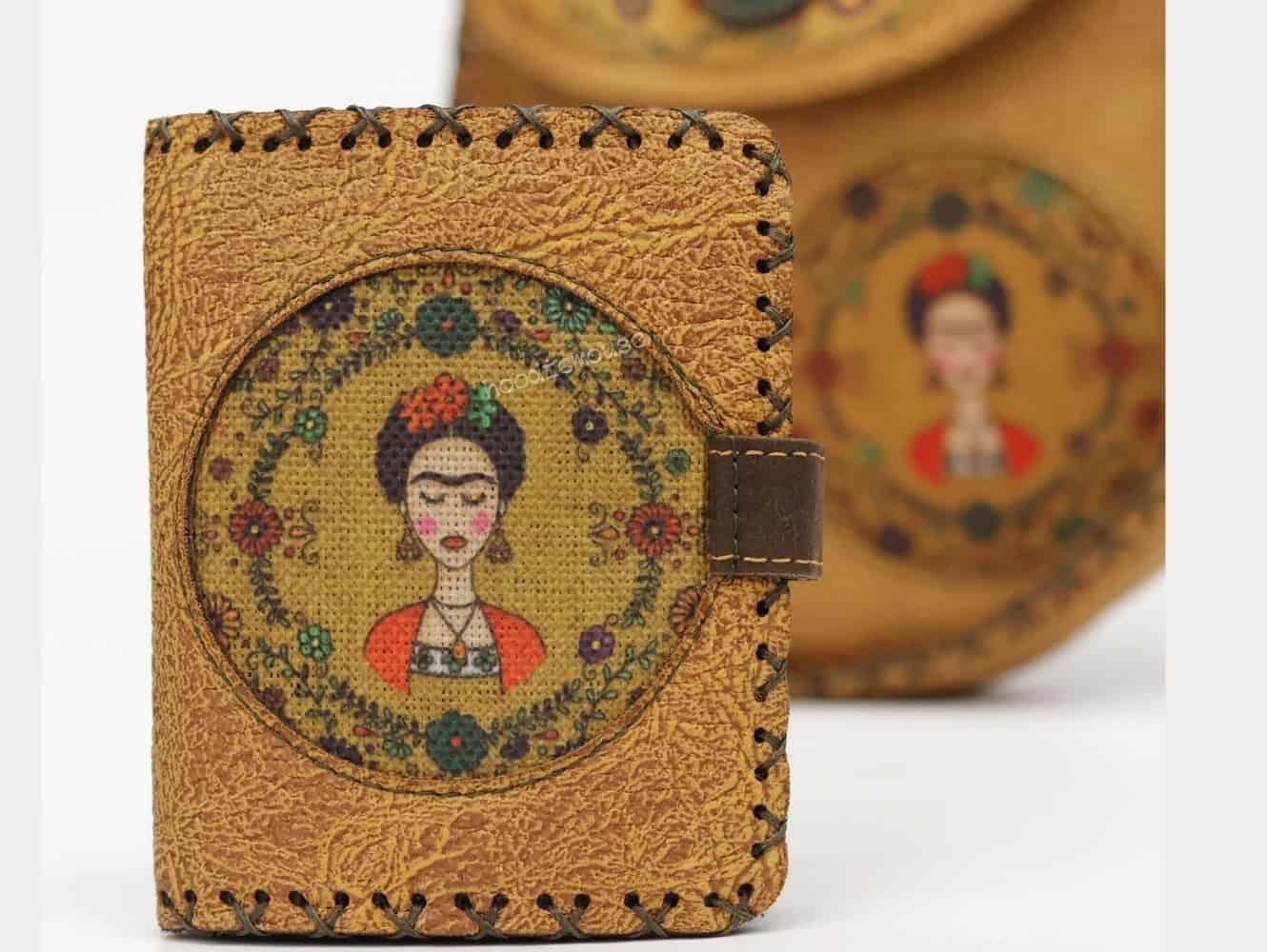 Frida Figürlü Tasarımlı Capraz Örgulu Kol Cantası Hardal ve Cuzdan Hardal Kombin