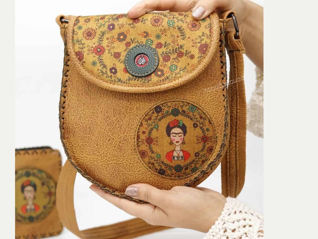 Frida Figürlü Tasarımlı Capraz Örgulu Kol Cantası Hardal ve Cuzdan Hardal Kombin