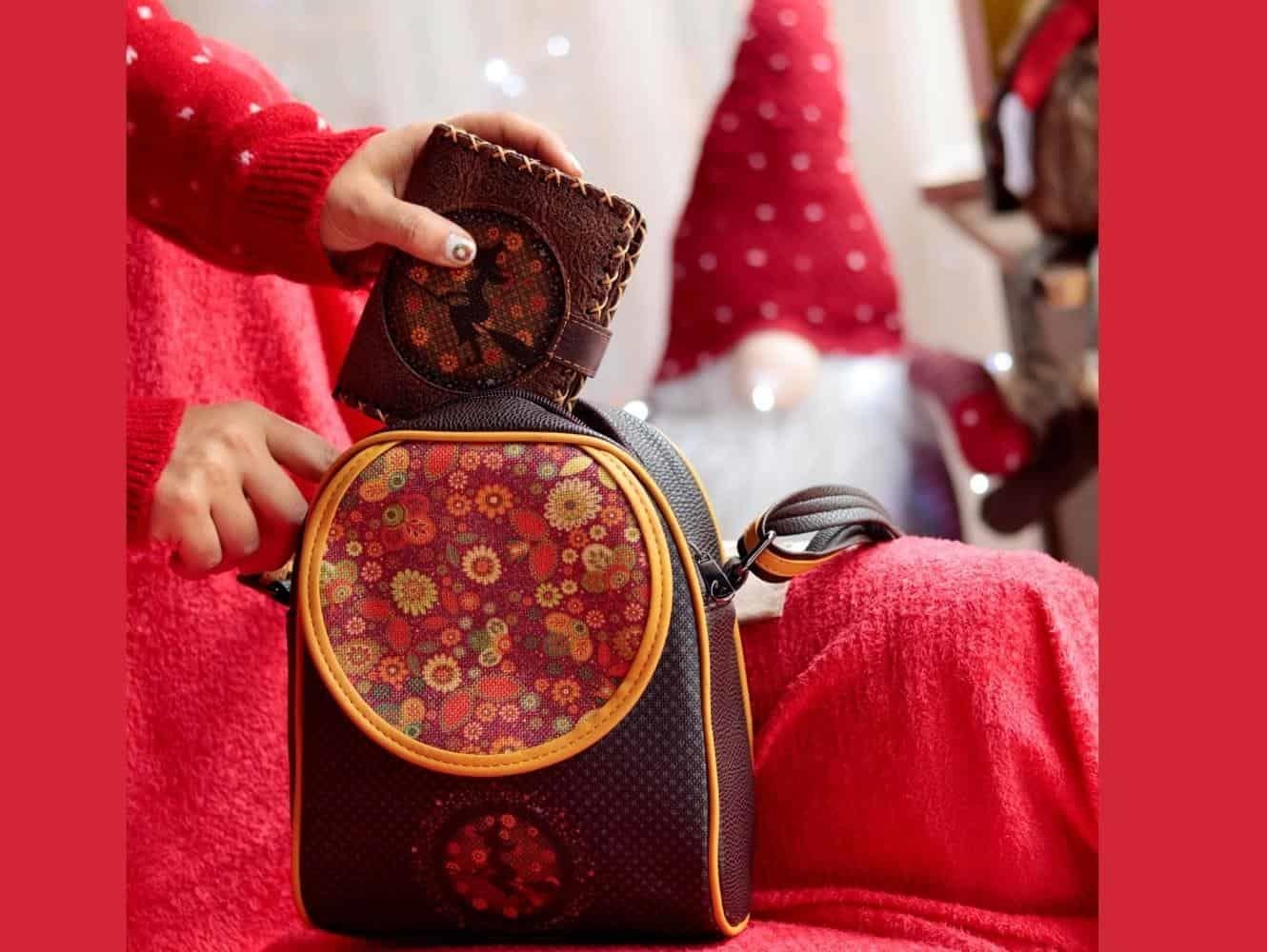 Cadı Figürlü Küçük Postacı Çanta Kahverengi ve Küçük Cüzdan Kahverengi Kombin