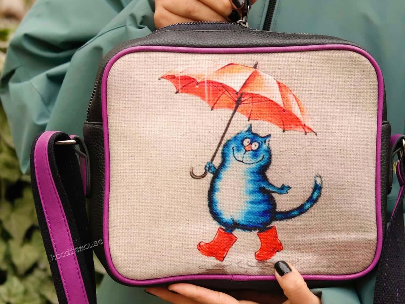 Şemsiye Tutan Kedi Tasarımlı Orta Boy Postacı Çanta / Siyah (Mor Fitilli)