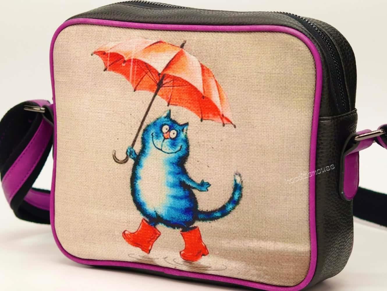 Şemsiye Tutan Kedi Tasarımlı Orta Boy Postacı Çanta / Siyah (Mor Fitilli)