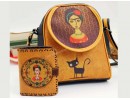 Frida Figürlü Küçük Postacı Çanta Siyah ve Küçük Cüzdan Hardal Kombin