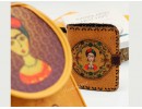 Frida Figürlü Küçük Postacı Çanta Siyah ve Küçük Cüzdan Hardal Kombin