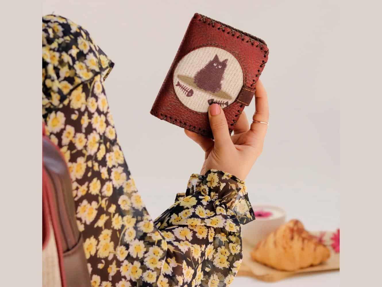 Karamık Figürlü Kapaklı Sırt Çantası Siyah, Cüzdan Bordo Etnik Bohem Style KOMBİN