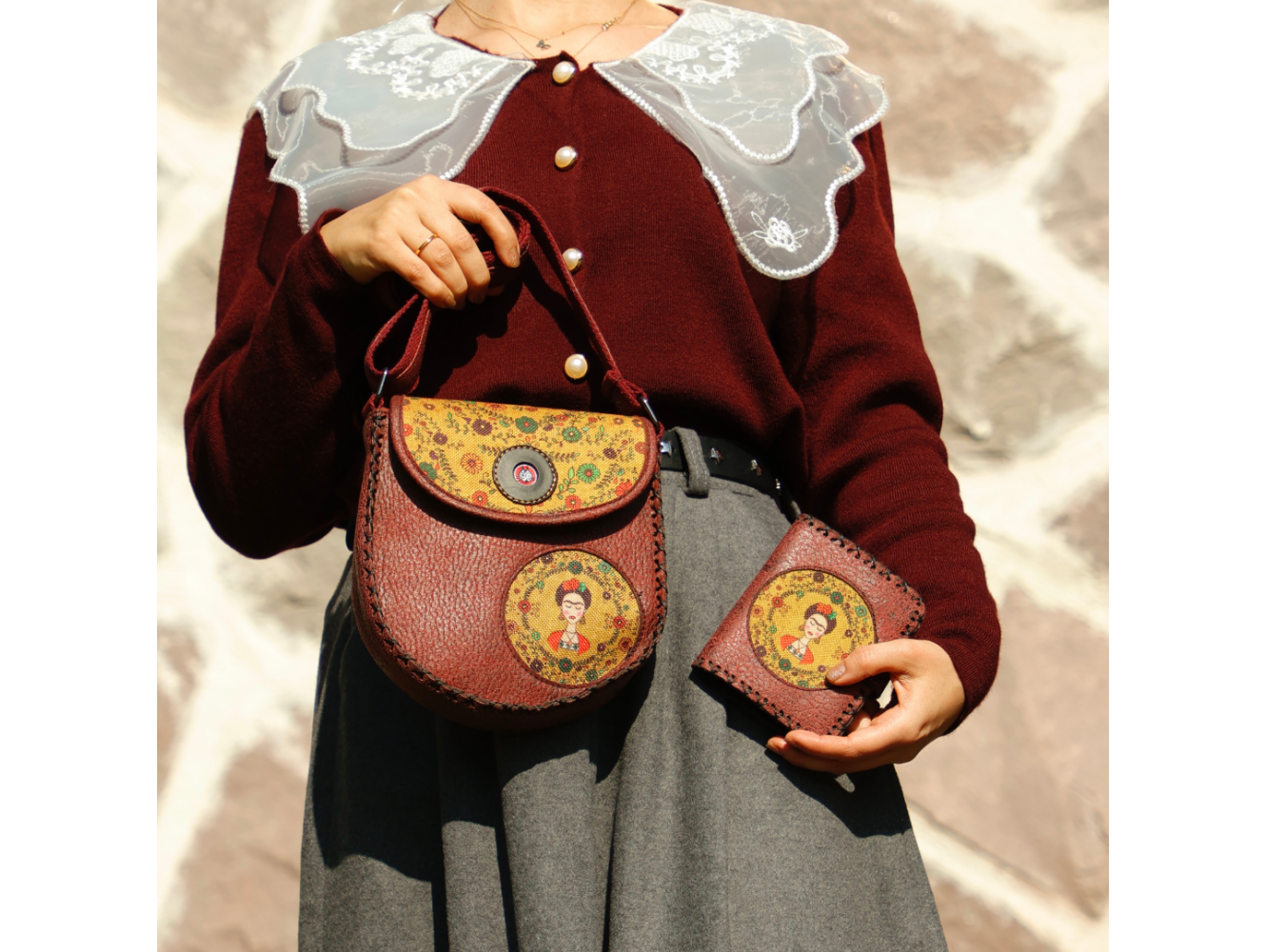 Frida Figürlü Tasarımlı Capraz Örgulu Kol Cantası Bordo ve Cuzdan Bordo Kombin
