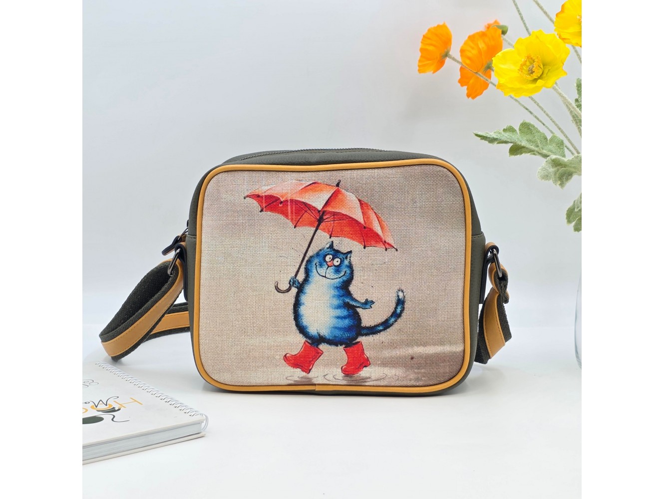 Şemsiye Tutan Kedi Tasarımlı Orta Boy Postacı Çanta / Yeşil